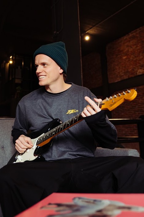 REMERA ML RELAXED - BRACKETS